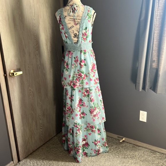 Beautiful Floral Maxi Dress NWT - Picture 8 of 16